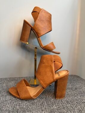 Novo shoes “fixated” tan sandals size 9 block heel comfort heel